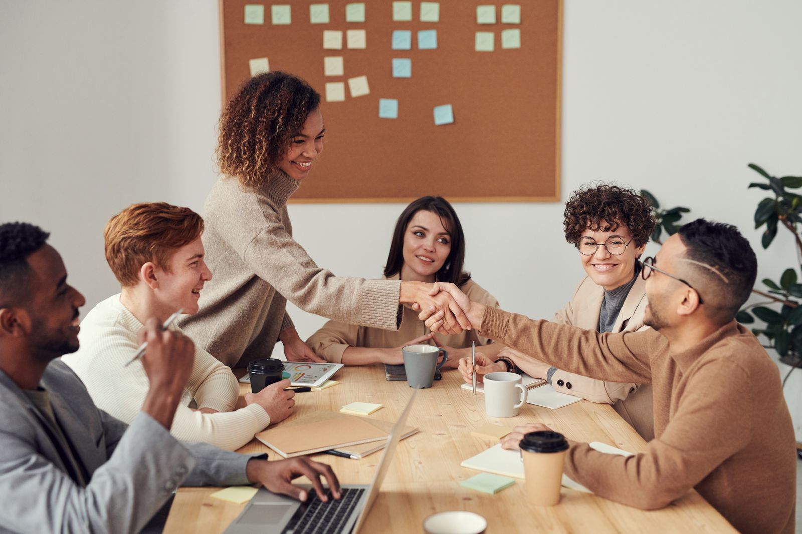 B2B research audiences collaborating